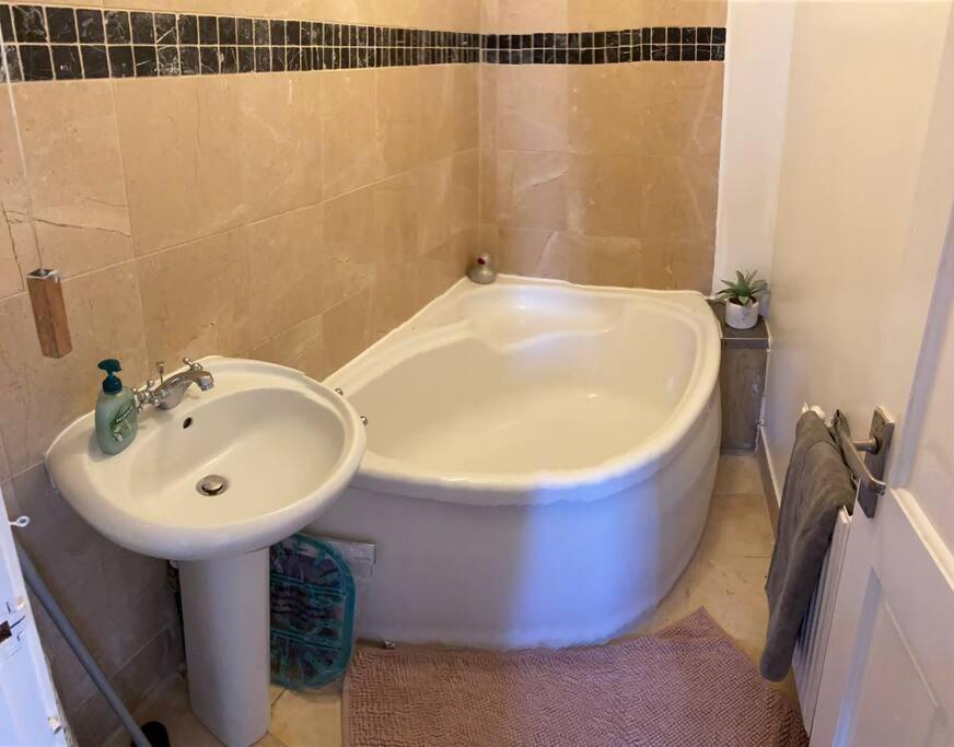 3 Double Bedroomed Flat, Acton. London, Uk Екстериор снимка