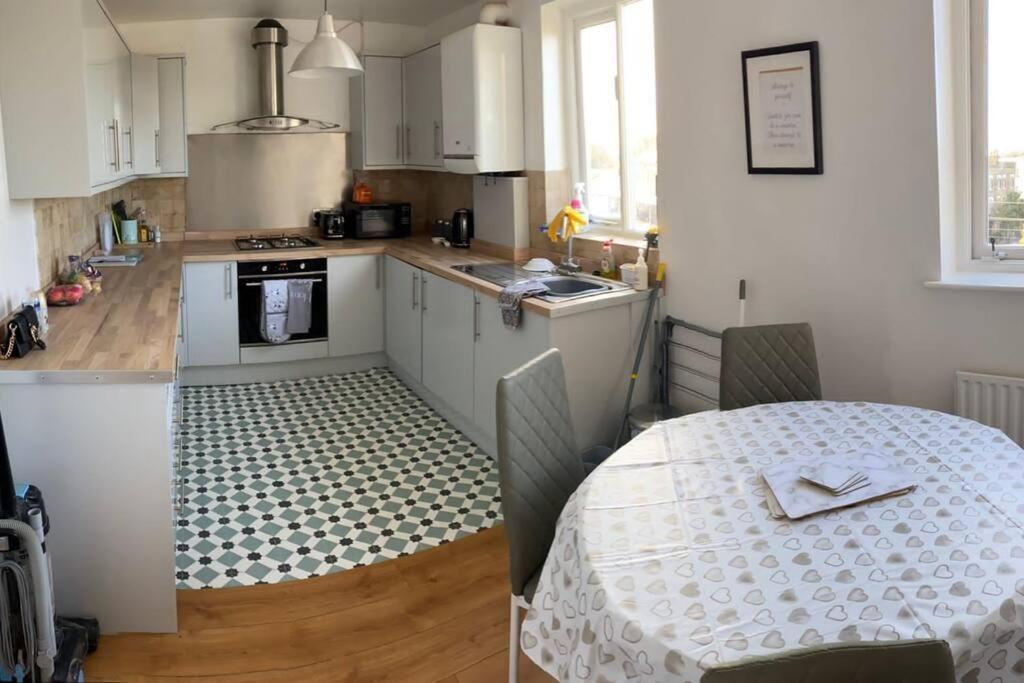 3 Double Bedroomed Flat, Acton. London, Uk Екстериор снимка